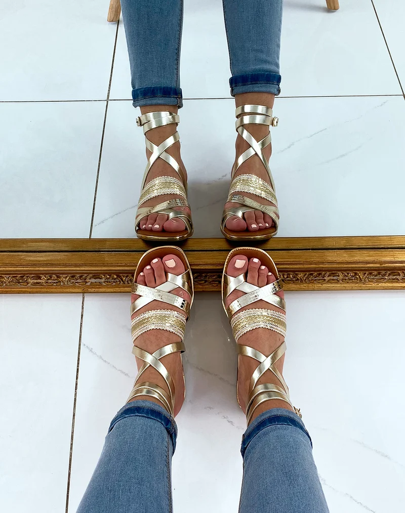 Nu-pied en cuir dorée à bride nouée