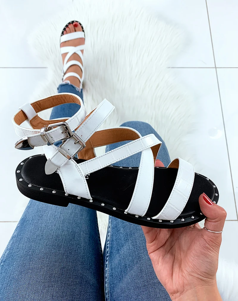 Nu-pied blanche à semelle cloutée