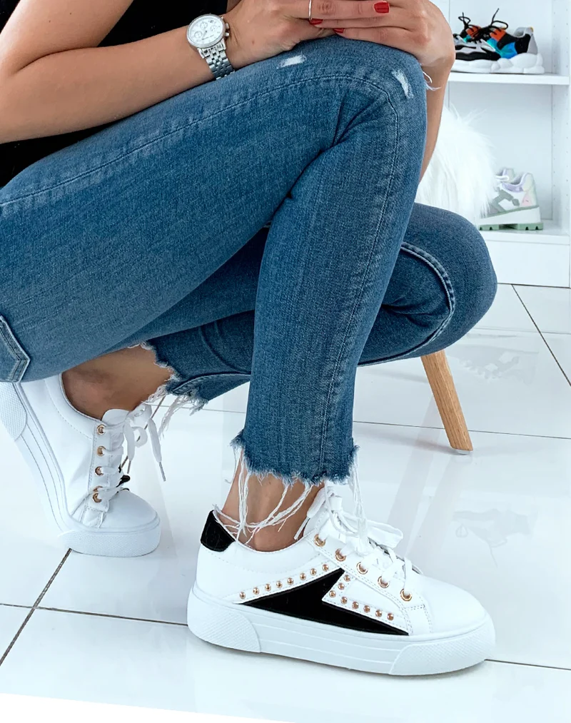 Baskets blanches à multiples empiècements en suédine noirs et ornées de clous