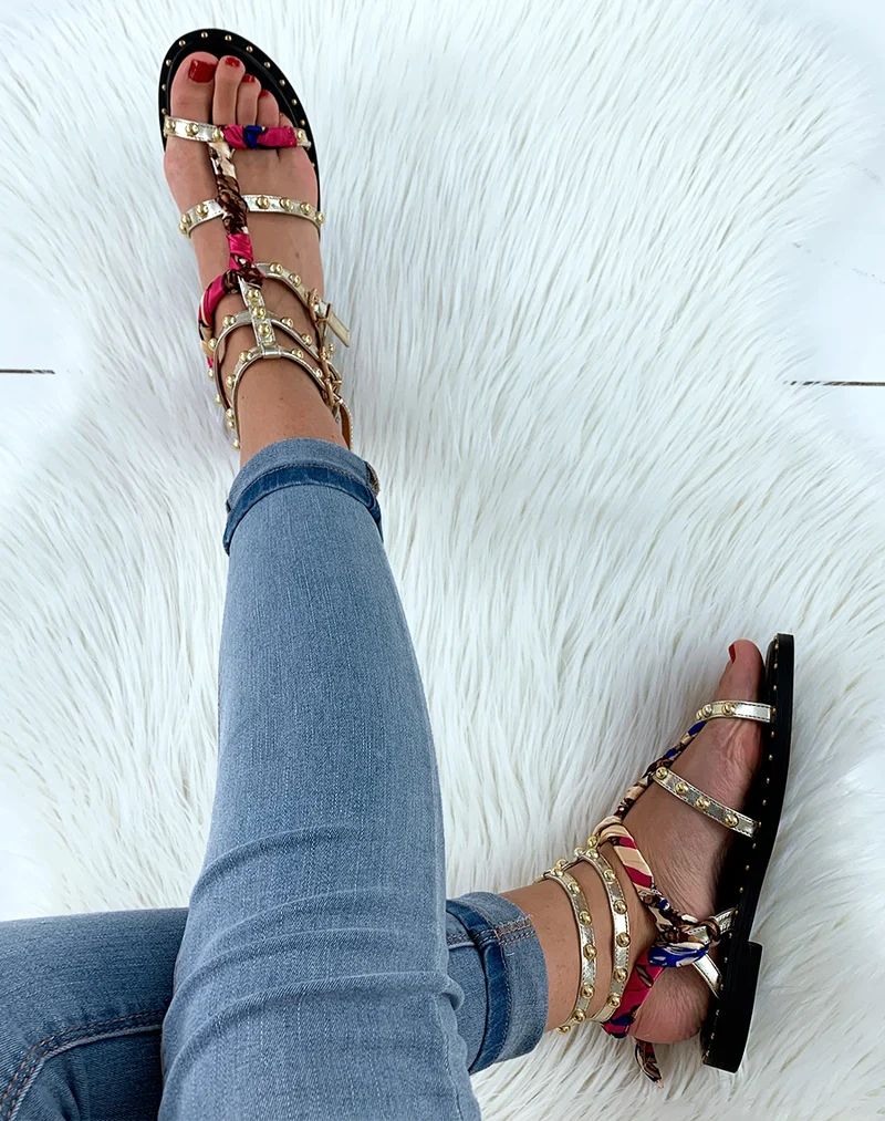 Nu-pieds dorés à lanières ornées de clous avec détails foulard