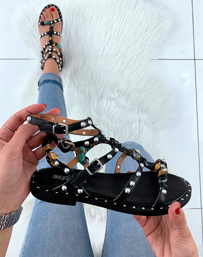 Nu-pieds noirs à lanières ornées de clous avec détails foulard