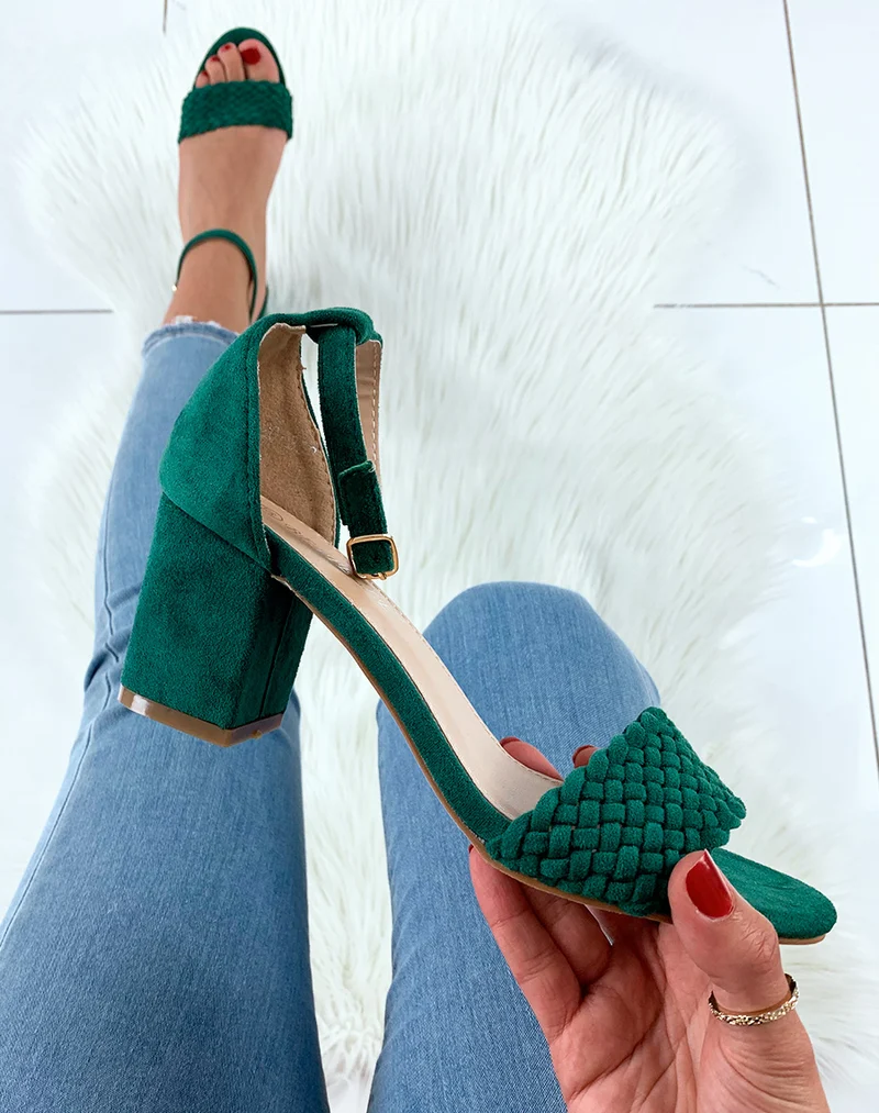 Sandales en suédine vertes à talons carrés et à bride tressée