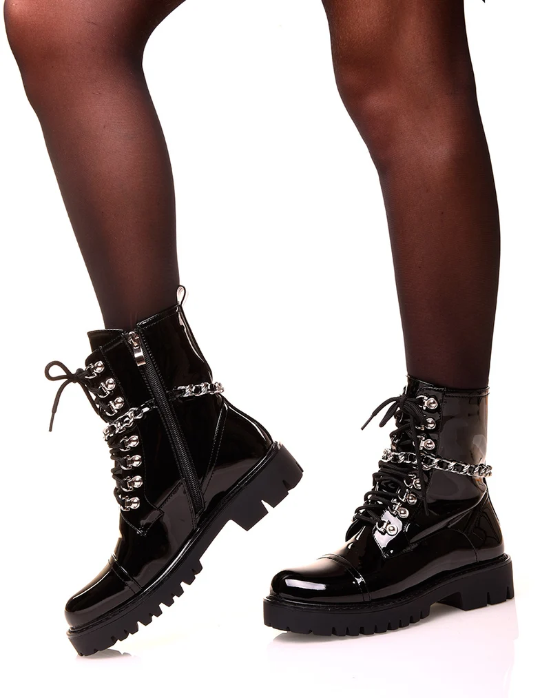 Bottines montantes noires vernies ajourées d’une chaîne