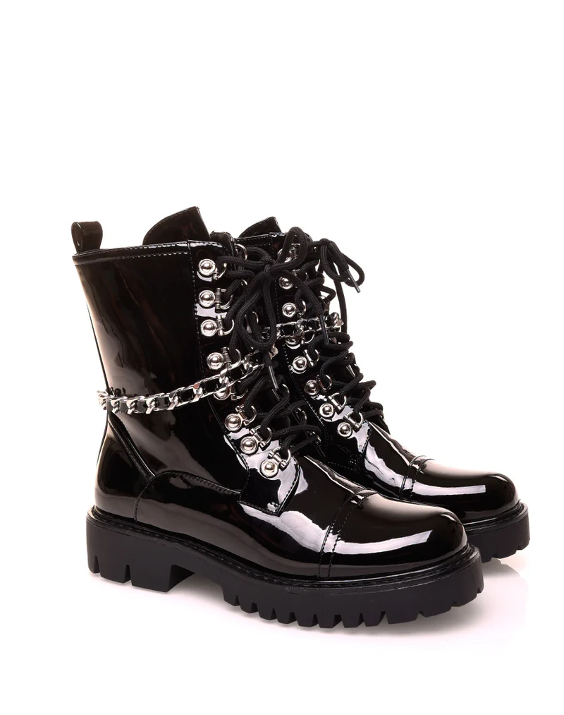 Bottines montantes noires vernies ajourées d’une chaîne