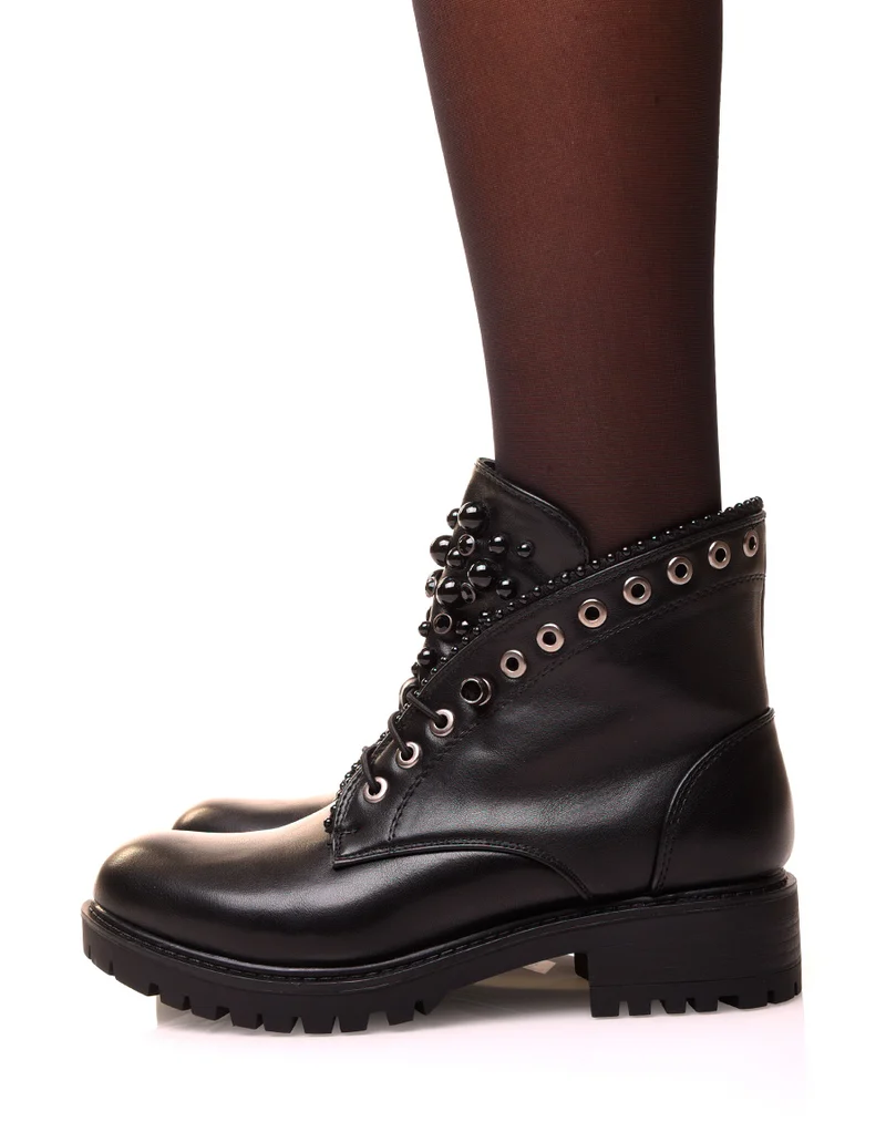 Bottines noires ajourées de perles