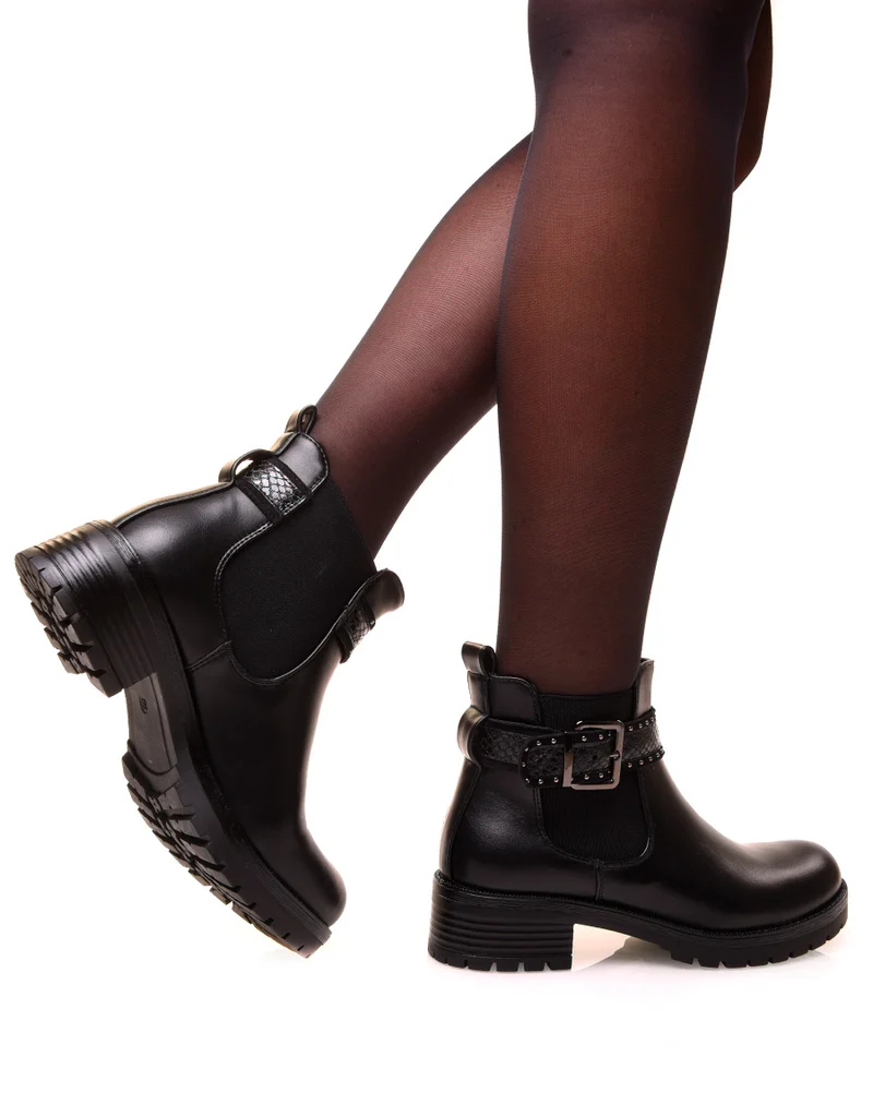 Chelsea boots noires ajourée d’une lanière cloutée