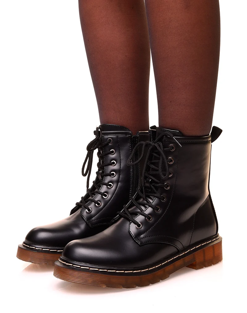 Bottines noires montantes effet mat à lacets