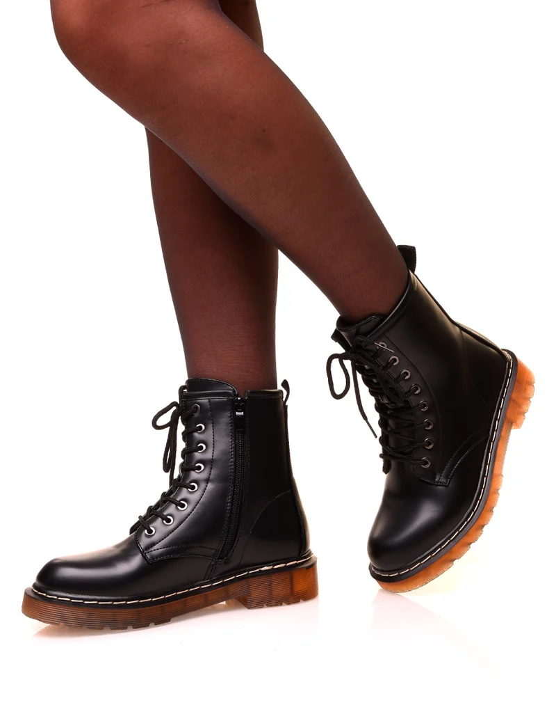 Bottines noires montantes effet mat à lacets