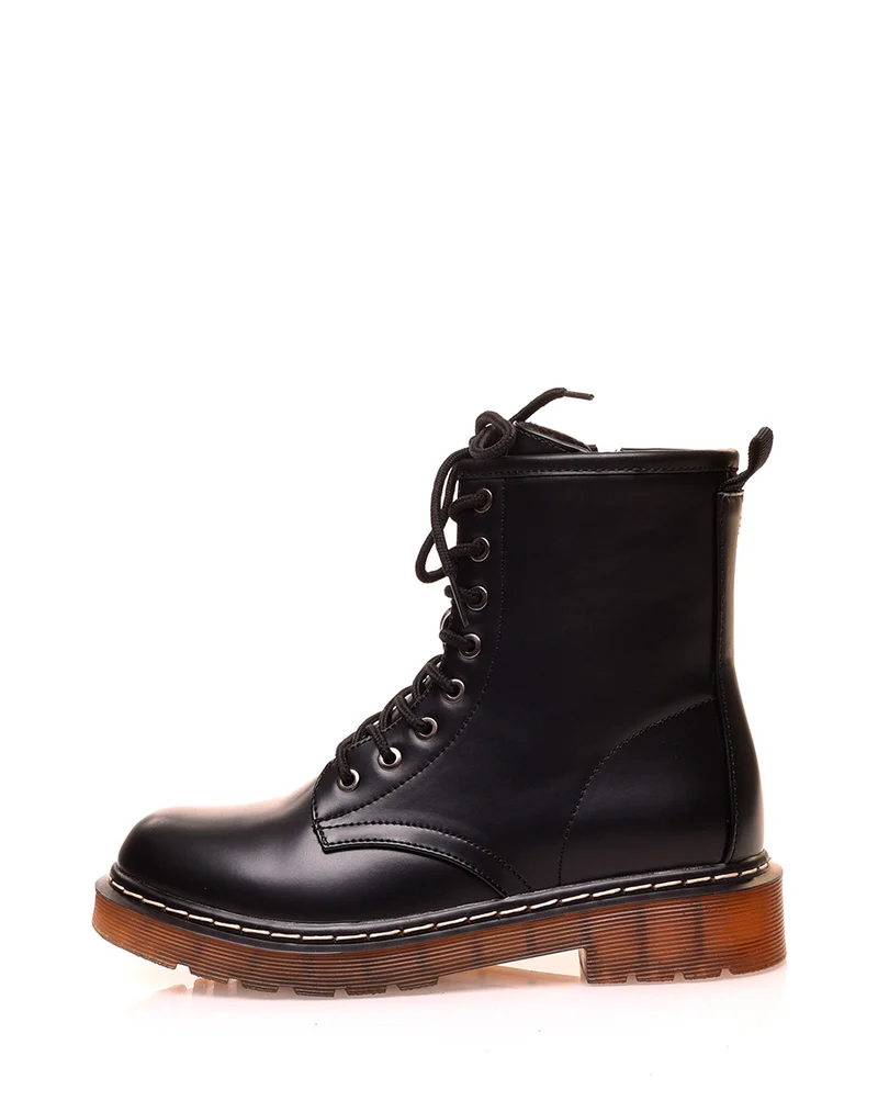 Bottines noires montantes effet mat à lacets