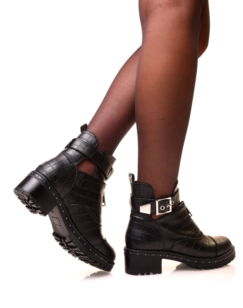 Bottines noires effet croco ajourées à sangle