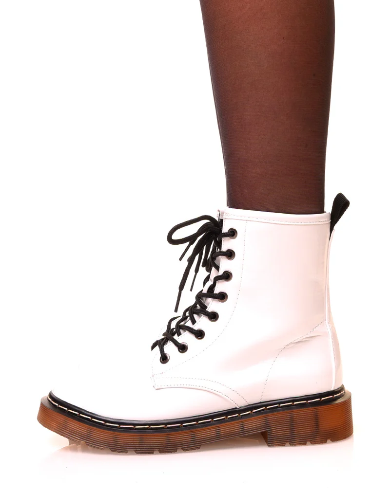Bottines blanches montantes vernies à lacets