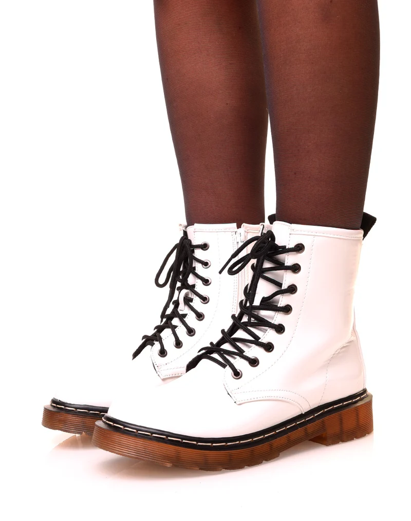 Bottines blanches montantes vernies à lacets
