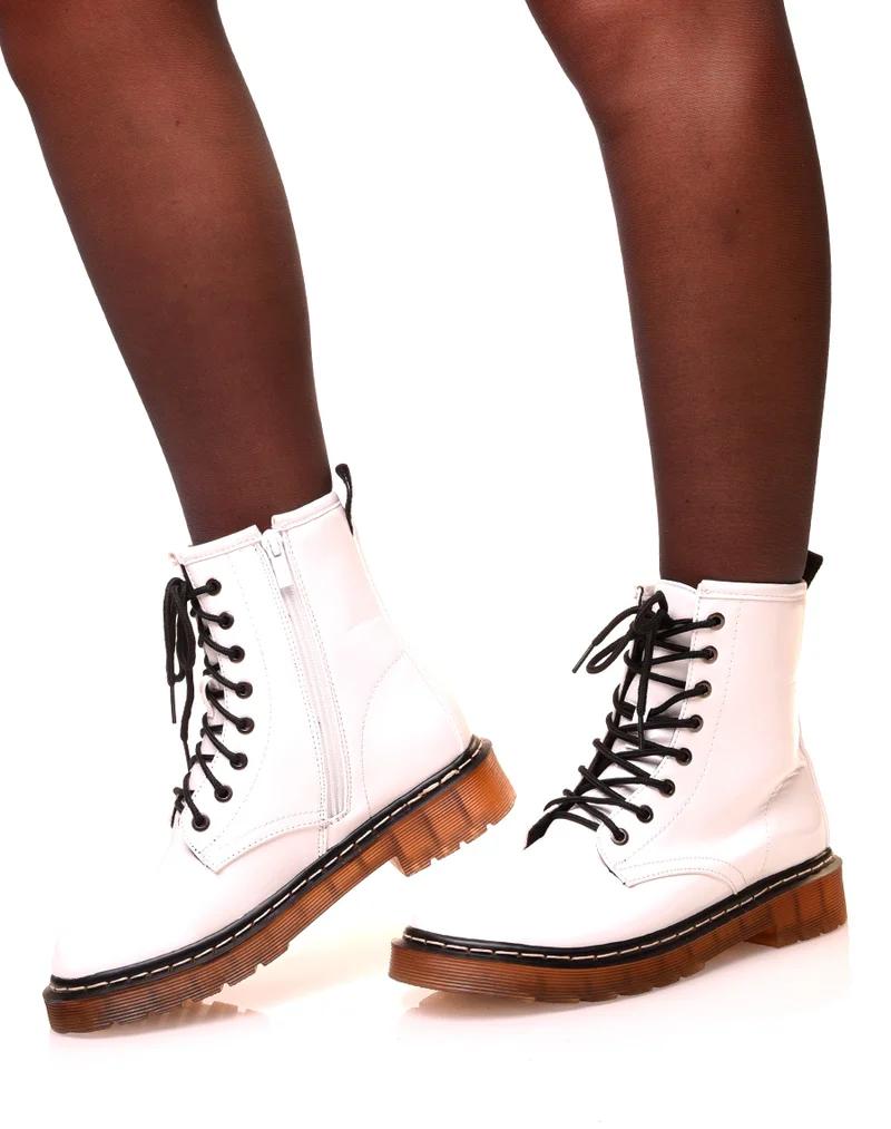 Bottines blanches montantes vernies à lacets