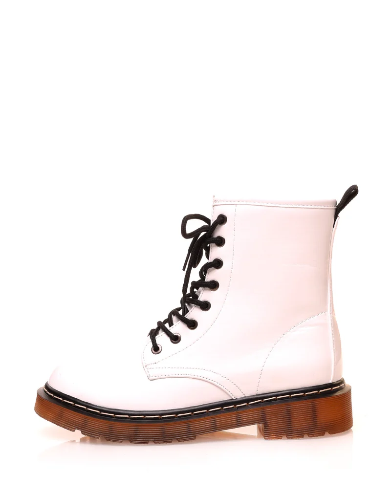 Bottines blanches montantes vernies à lacets