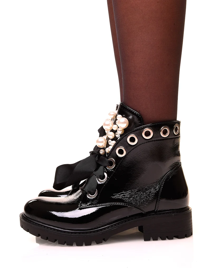 Bottines noires vernies à lacets et ajourées de perles