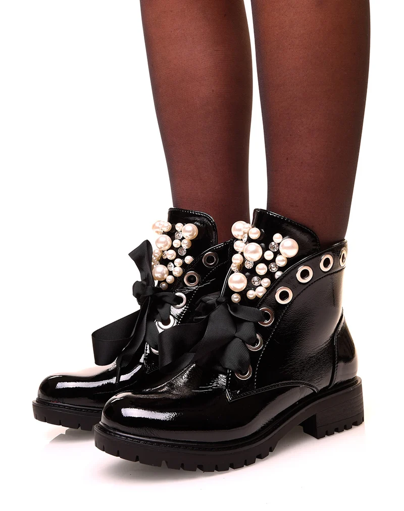 Bottines noires vernies à lacets et ajourées de perles