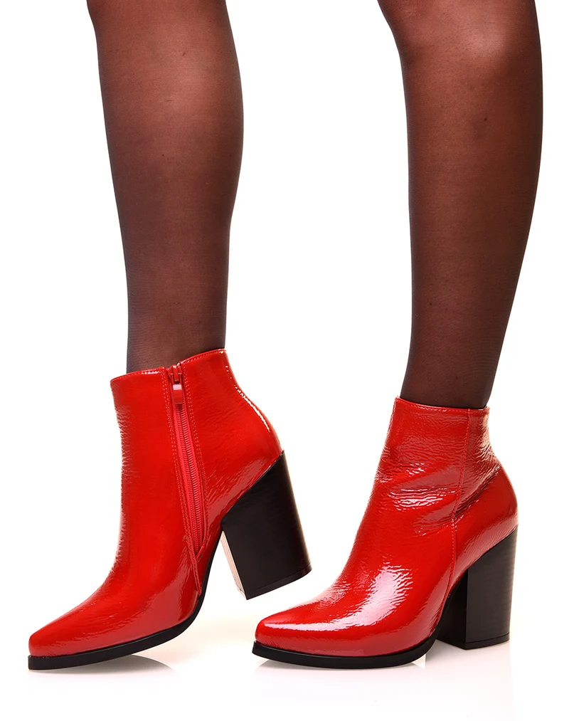 Bottines rouges vernies à talons carrés