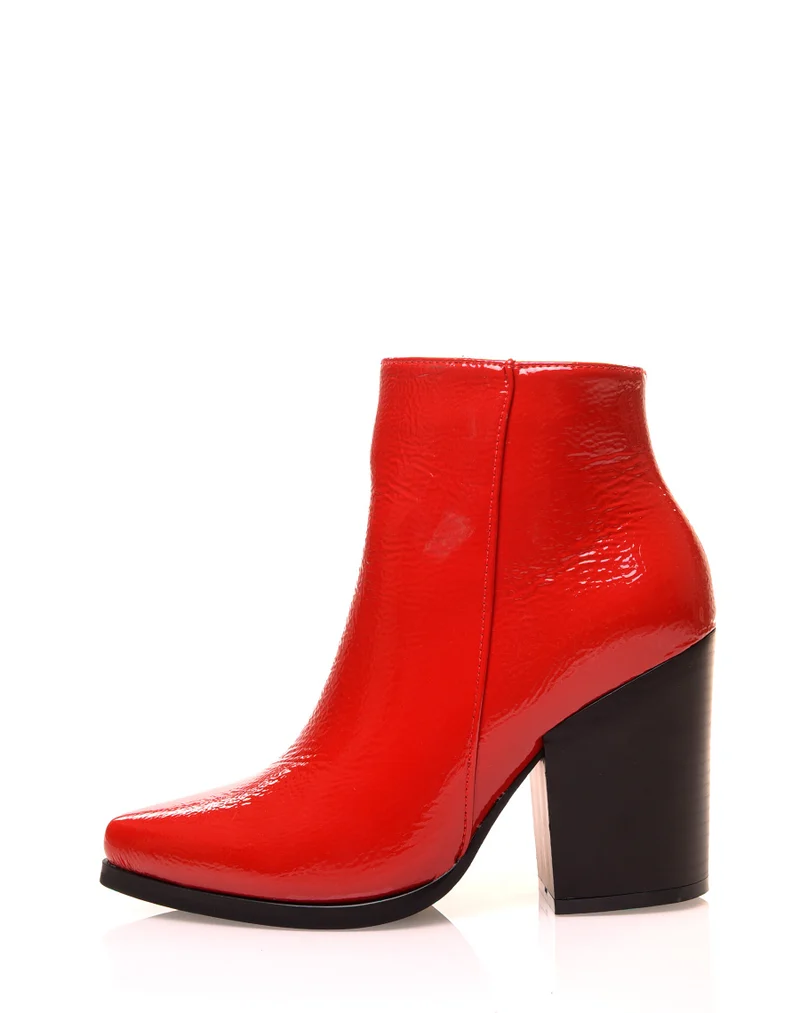 Bottines rouges vernies à talons carrés
