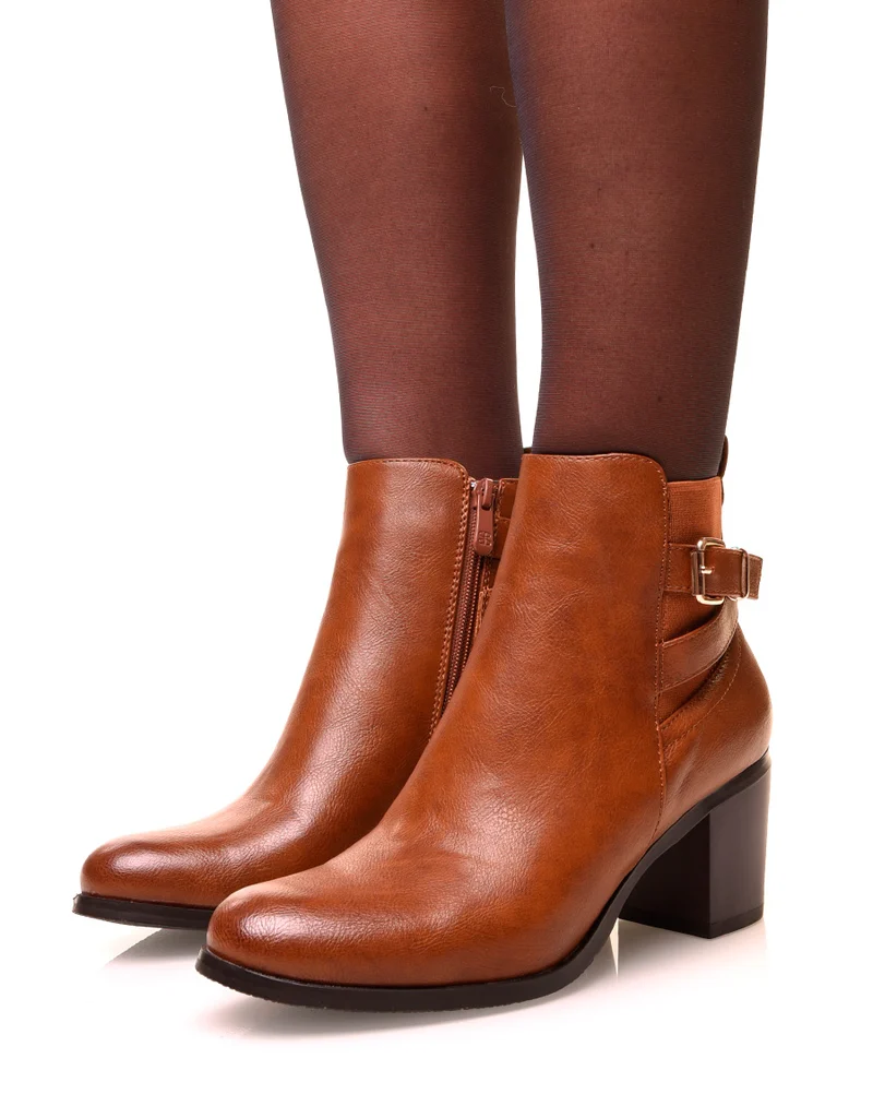 Bottines camel à talons carrés et à sangle