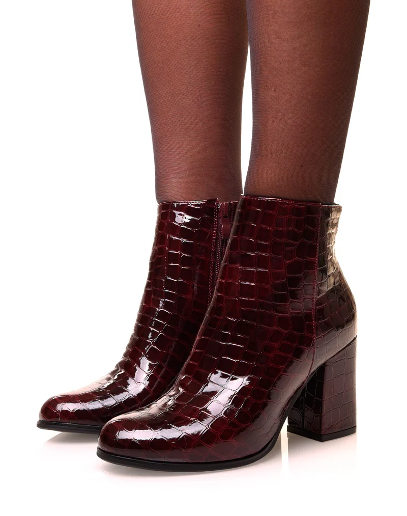 Bottines bordeaux effet croco à talons