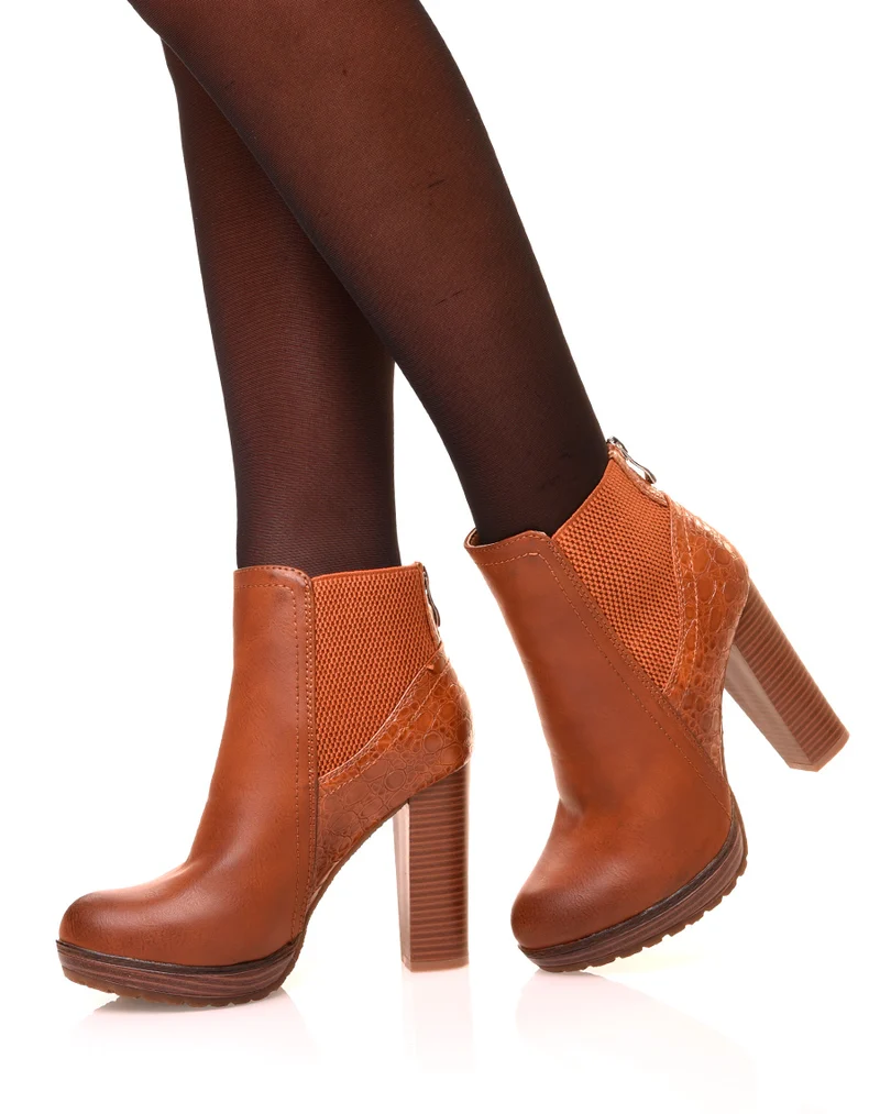 Bottines camelles à talons hauts et effet croco