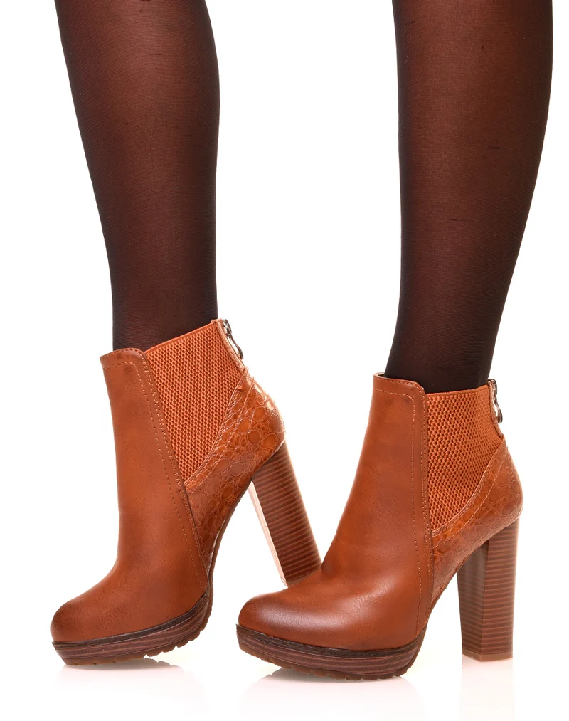 Bottines camelles à talons hauts et effet croco