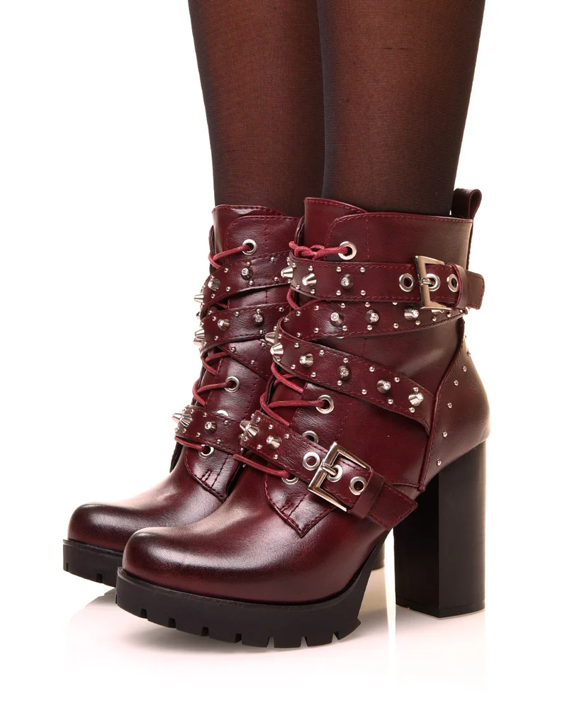 Bottines bordeaux à lanières cloutées à talons