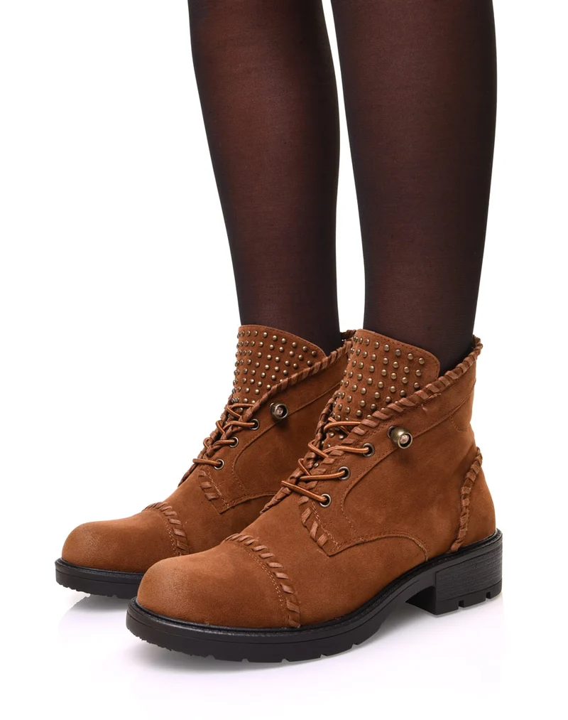 Bottines camelles en suédine à lacets