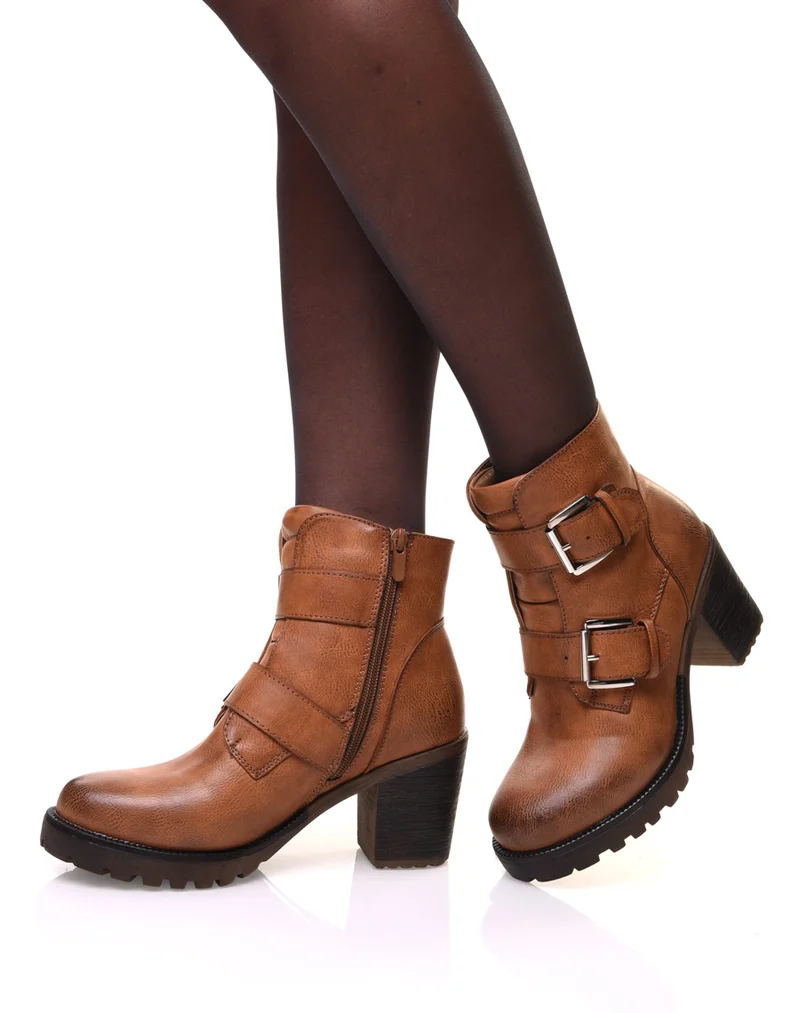 Bottines camelles à talons et sangles