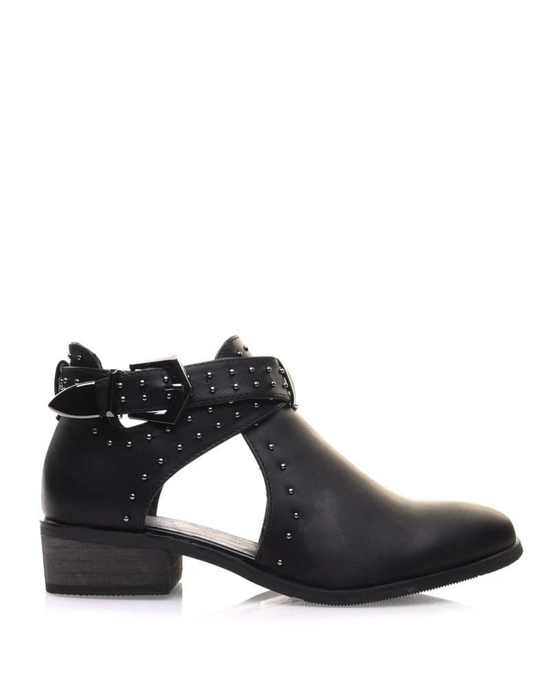 Bottines noires plates ajourées cloutées