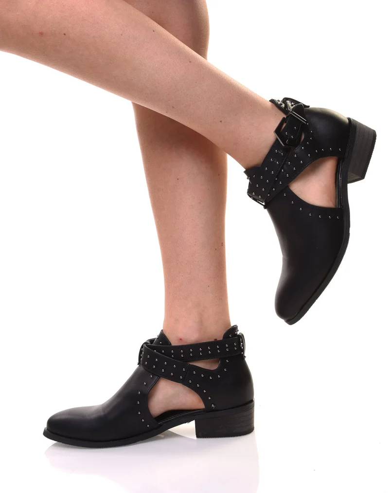 Bottines noires plates ajourées cloutées