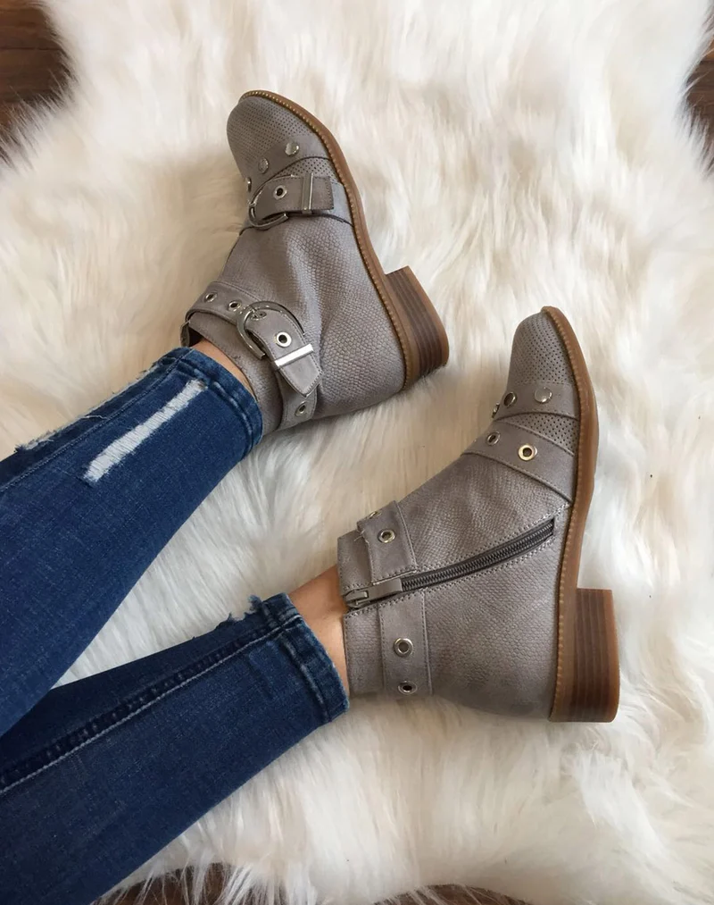 Bottines grises lanières cloutées ouvertes à l’avant
