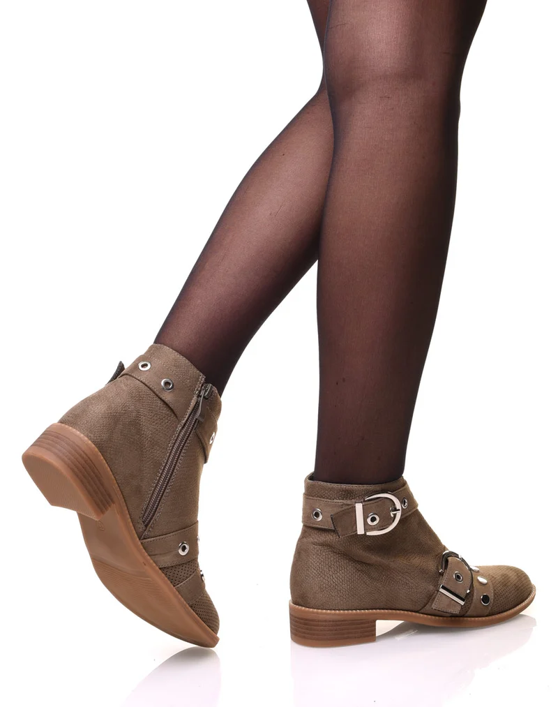 Bottines vertes lanières cloutées ouvertes à l’avant