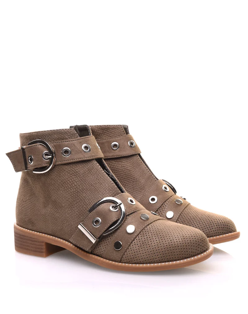 Bottines vertes lanières cloutées ouvertes à l’avant