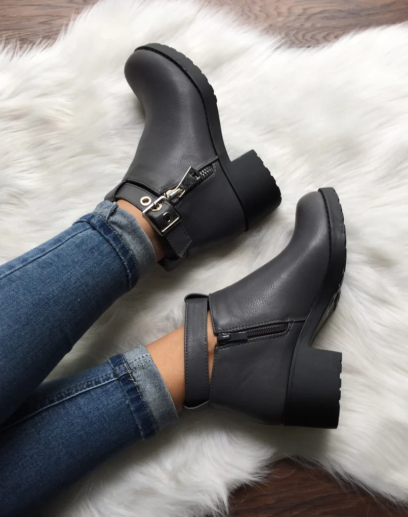 Bottines grises à boucles chevilles