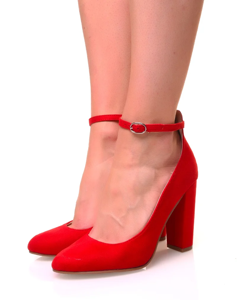 Escarpins en suédine rouges à talons hauts carrés