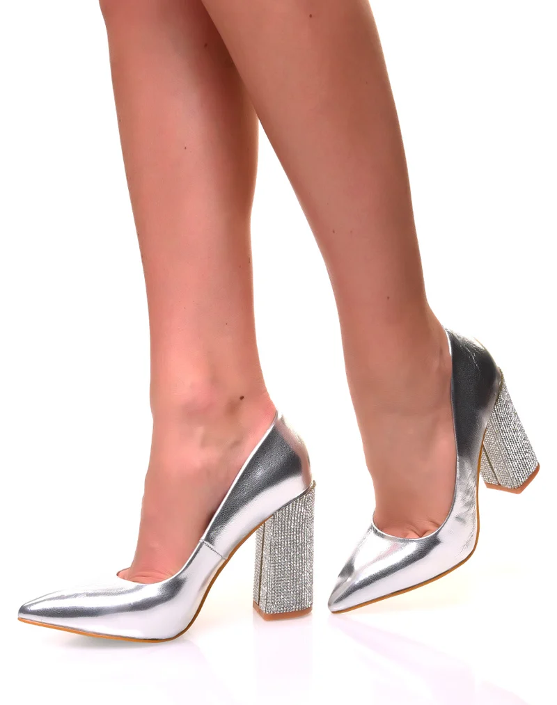 Escarpins argentés à talons carrés à strass