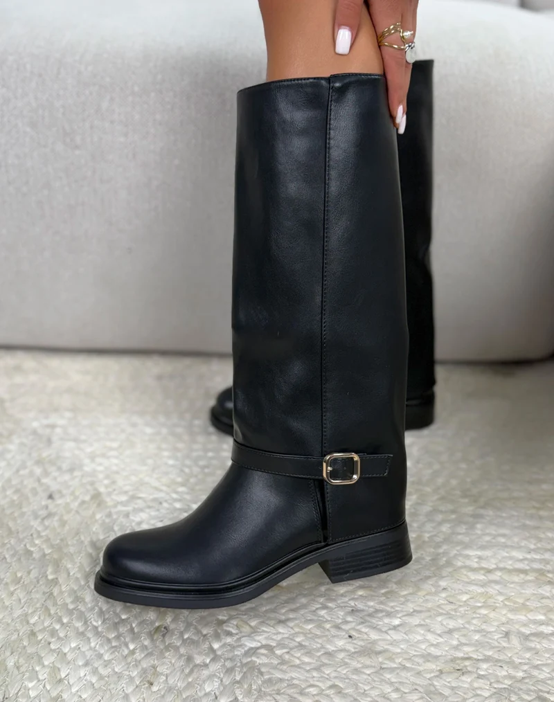 Bottes femme noires élégantes à revers avec sangle décorative dorée et petit talon confortable