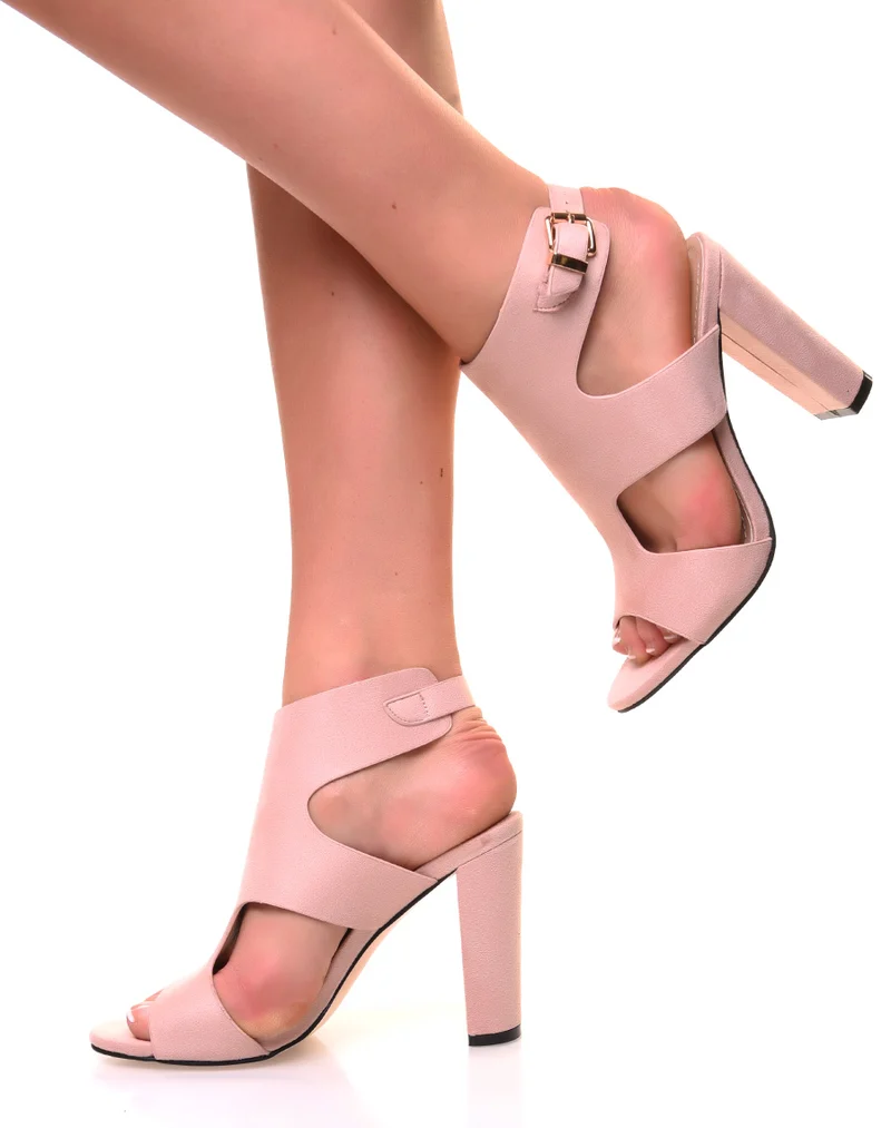 Sandales en suédine rose pale ajourées à talons carrés