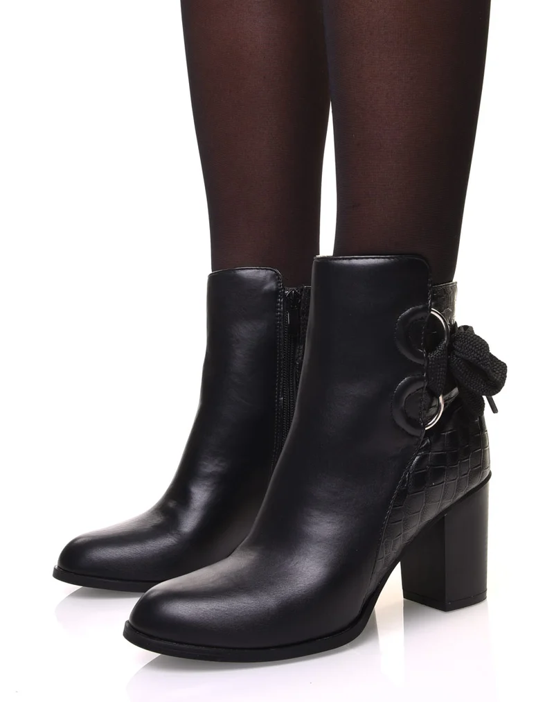 Bottines croco noir à talon haut et détails noeud