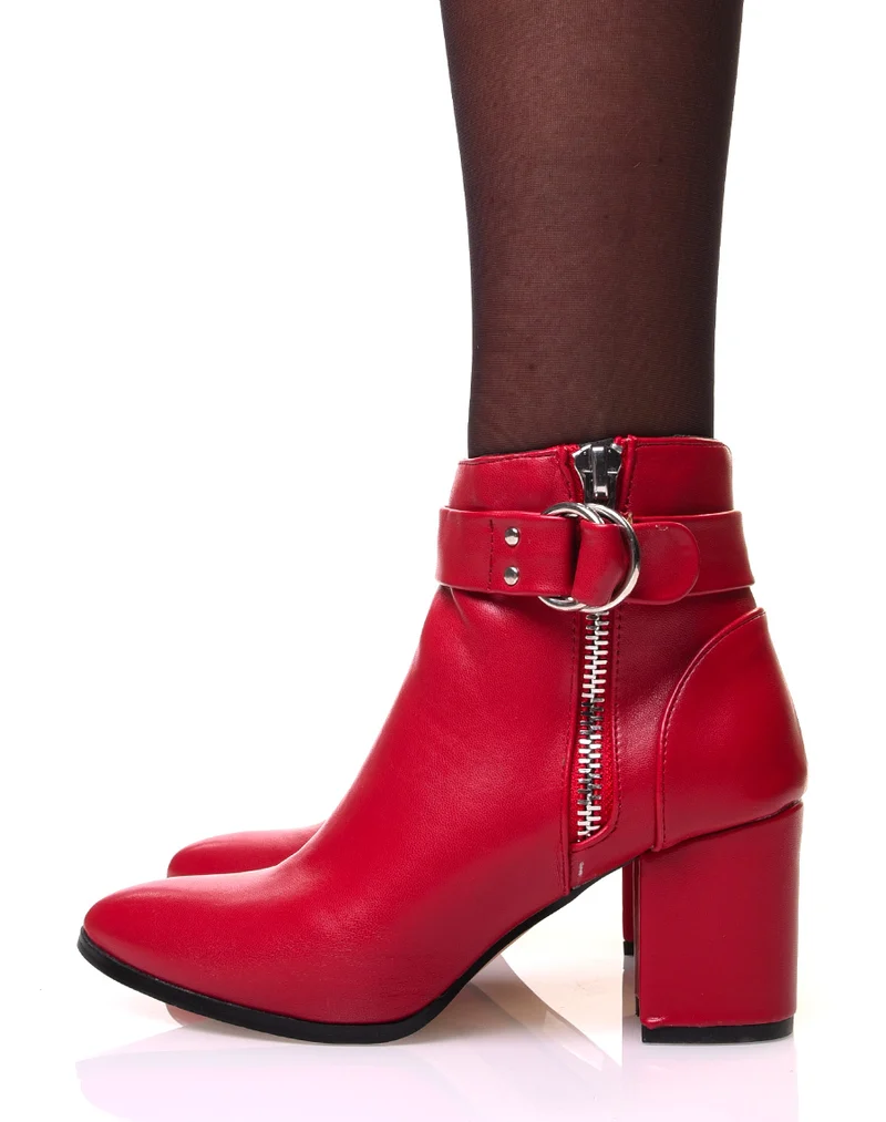 Bottines rouges à effet cuir à sangle