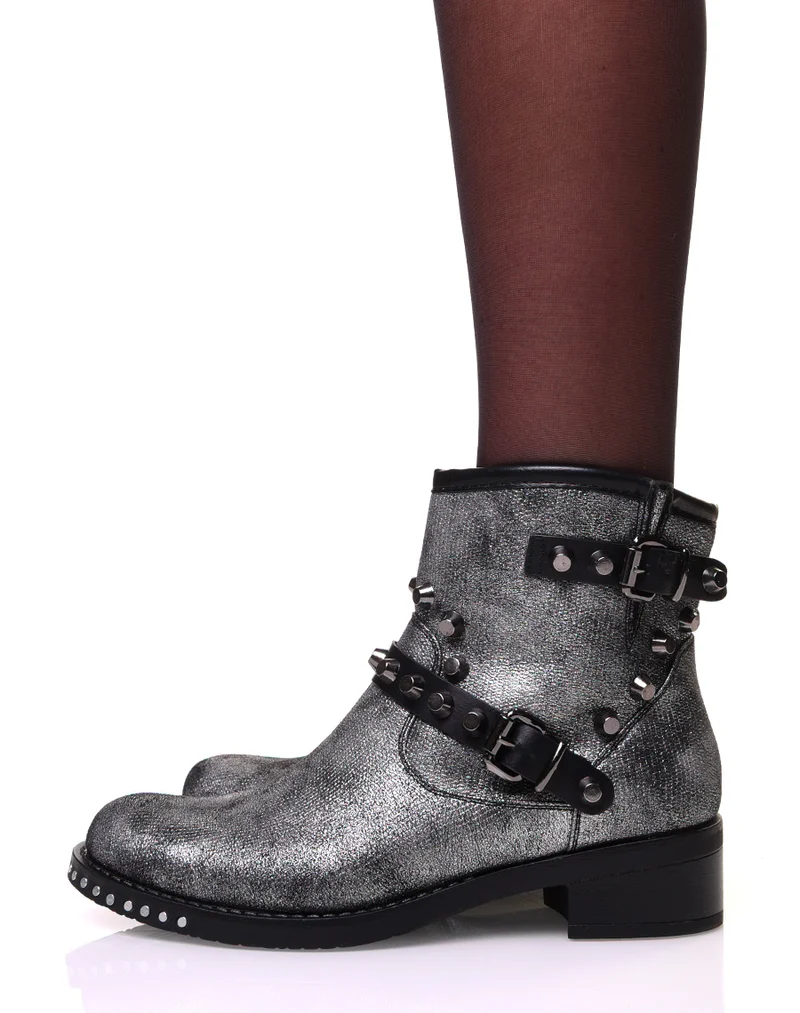 Bottines argentées à sangles ornées de clous