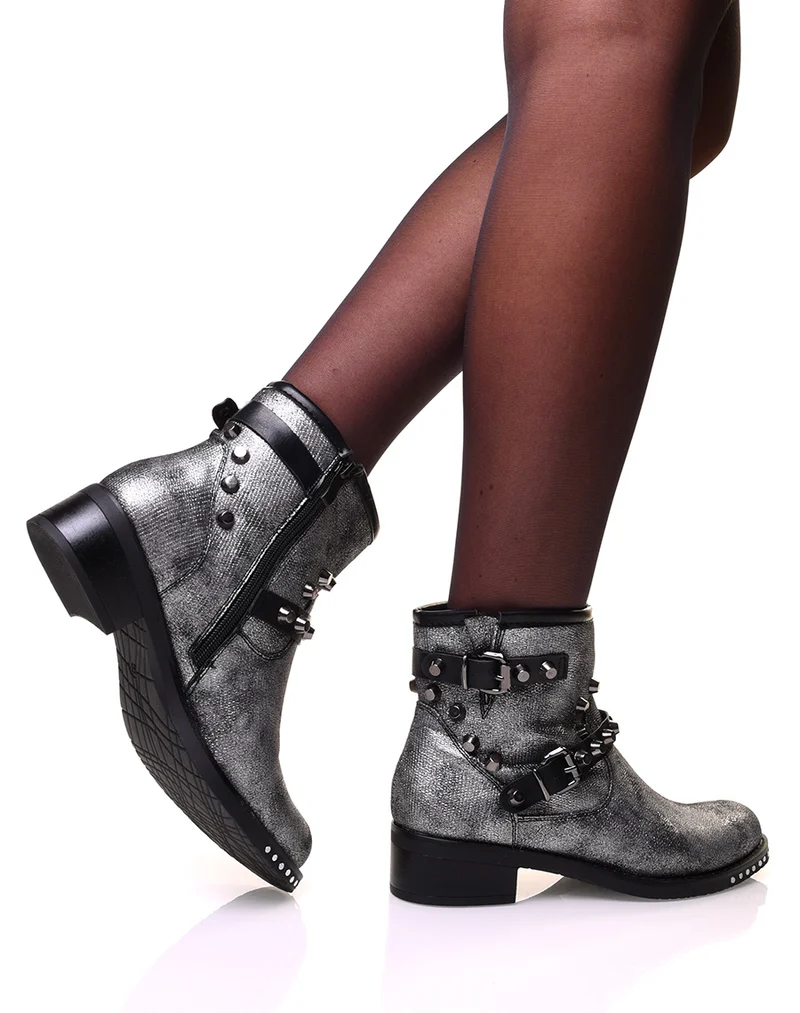 Bottines argentées à sangles ornées de clous