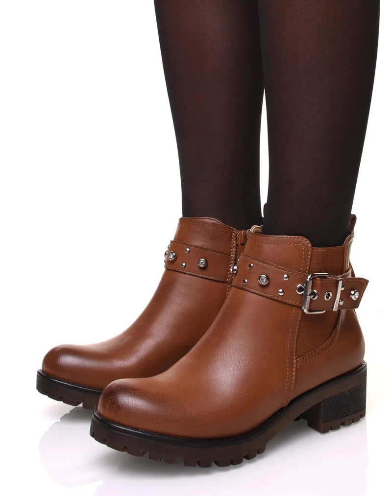 Bottines camelles à lanières ornées de strass et de petits clous