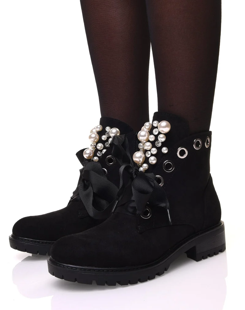 Bottines noires en suédine ornées de détails chics