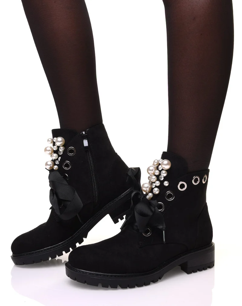 Bottines noires en suédine ornées de détails chics