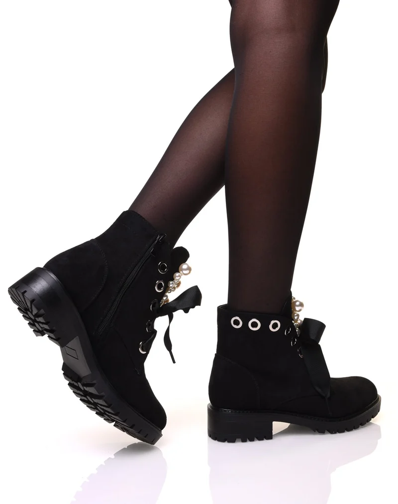 Bottines noires en suédine ornées de détails chics
