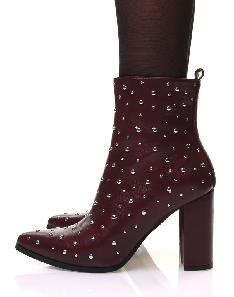 Bottines à talon haut bordeaux ornées de clous ronds