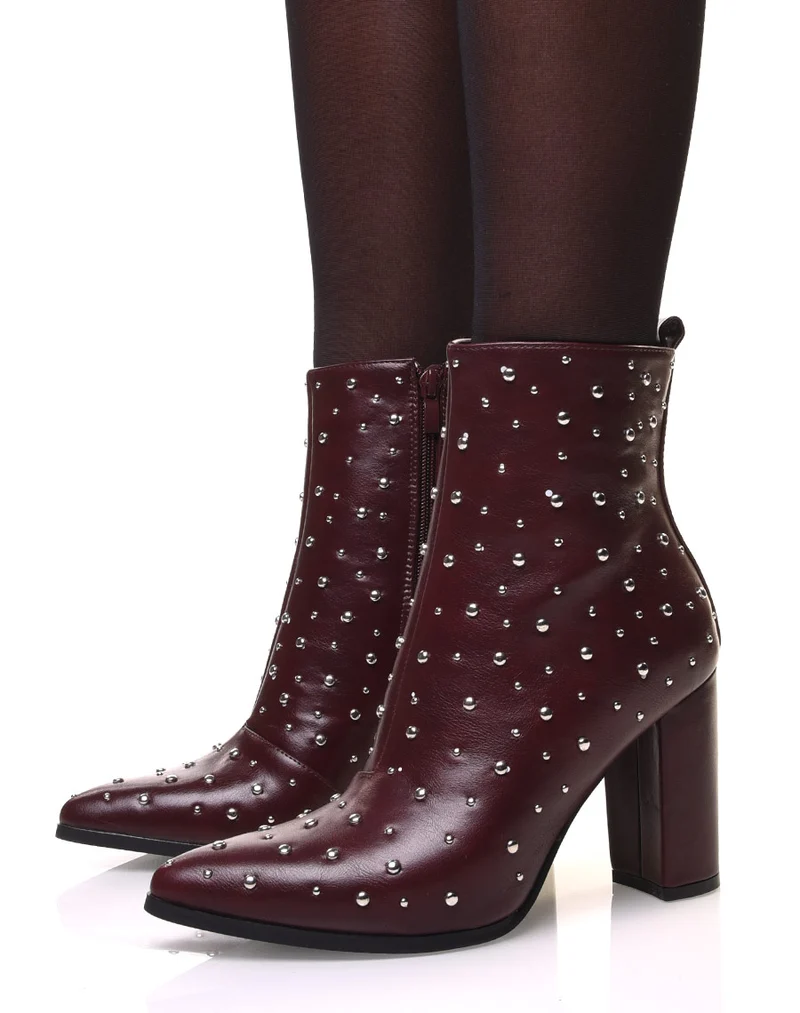 Bottines à talon haut bordeaux ornées de clous ronds
