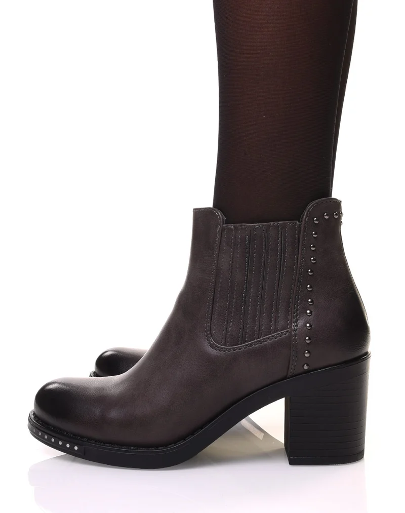Bottines grises à talons ornés de petits clous ronds
